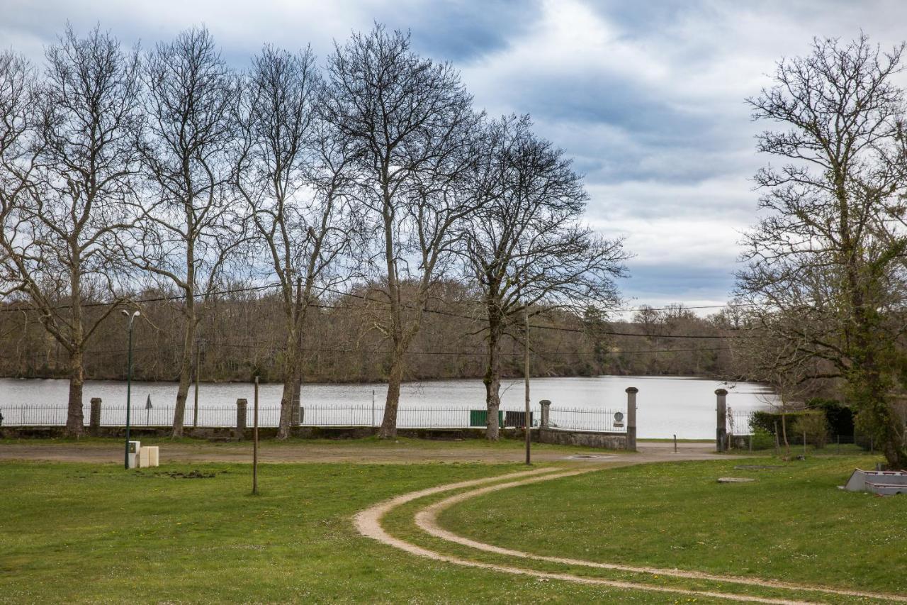 Auberge Du Lac De Mondon Mailhac-sur-Benaize Exterior photo